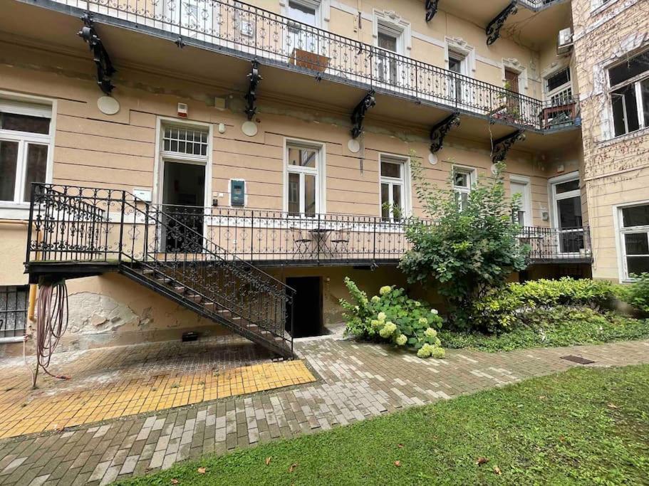 Knezits Spacious Ac Terrace Free Parking Budapest Esterno foto